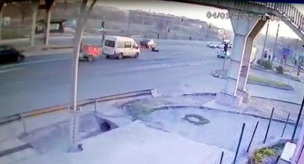 Son dakika haberleri... OTOMOBİLİN ÇAPTIĞI MEDİNE AĞIR YARALANDI; KAZA ANI KAMERADA