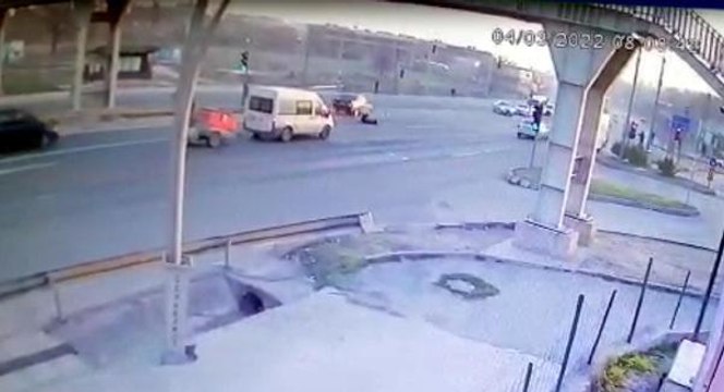 Son dakika haberleri... OTOMOBİLİN ÇAPTIĞI MEDİNE AĞIR YARALANDI; KAZA ANI KAMERADA