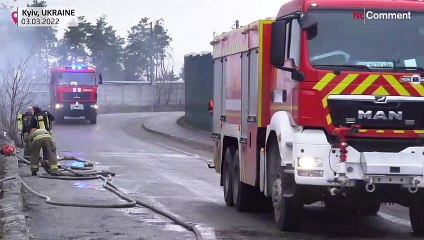 شاهد: النيران تلتهم مبنىً ضخماً وسط العاصمة الأوكرانية جراء قصف روسي