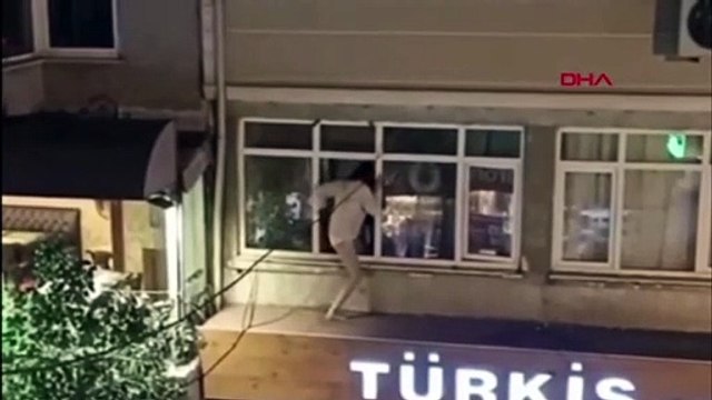 Yarı çıplak tabela üzerine çıkan kadın evdeki eşyaları sokağa fırlattı
