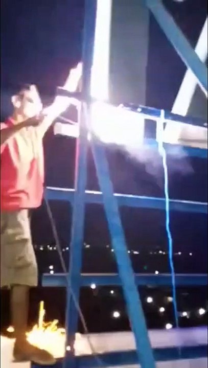 Tukang las di malam hari yang profesional