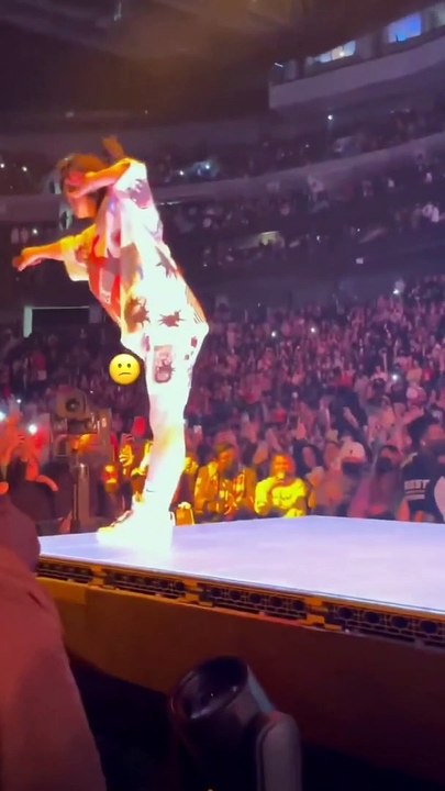 Billie Eilish hit in live concert, her reaction, shoot them with stuff