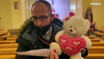 Ucraina, bimba di Perugia dona un peluche e consegna una lettera per i 