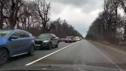 Kiev'den kaçmak isteyenler kilometrelerce araç kuyruğu oluşturdu