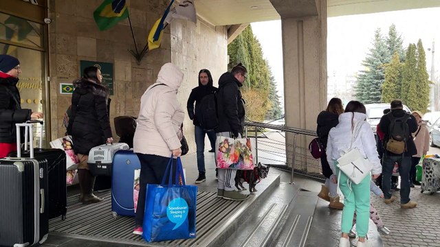 Stranieri e ucraini in fuga da Leopoli. La città era il porto sicuro dell'Ucraina