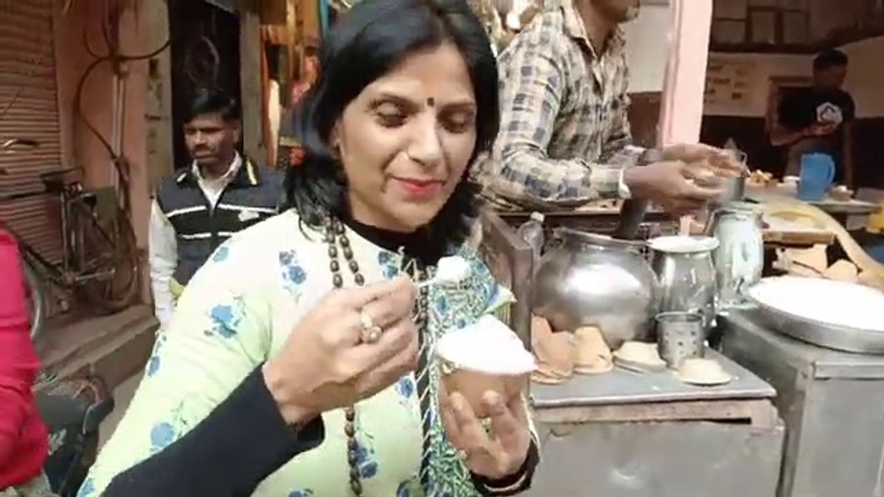 Street Food in Varanasi ll Banaras Street Food ll Kashi ka khana khazana ll लाजवाब स्ट्रीट फूड_बनारस(360P)