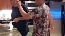 Marcelo Iripino y pareja Marcelo Frezzia cocinando en su casa en Miami