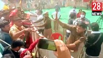 Varanasi Video । पुलिस पर सपाइयों ने किया हमला । Viral Video Up Election 2022 । Akhilesh Yadav Video
