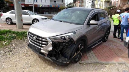 Kavşaktan dönmeye çalışan otomobil 4 araca zarar verdi... O anlar kamerada