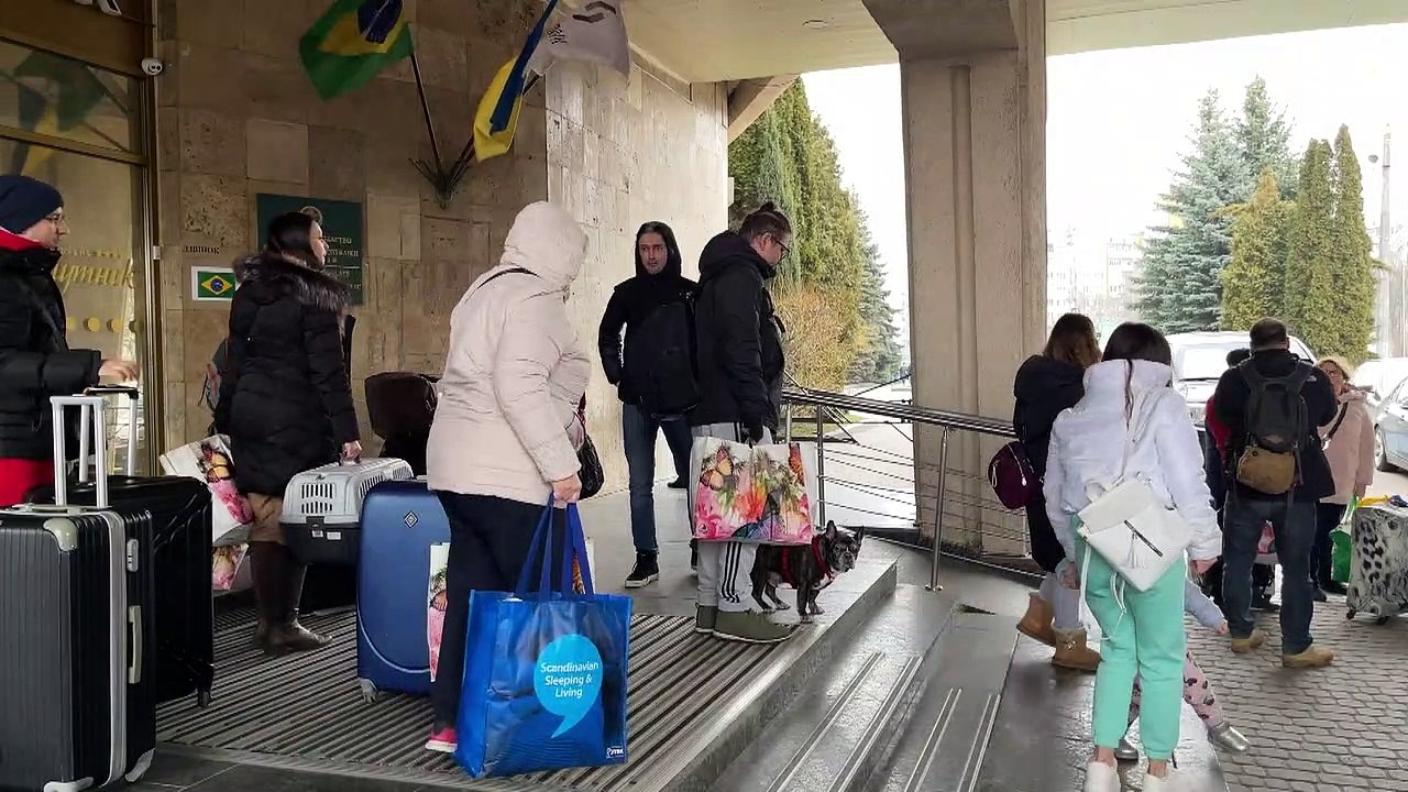 Diplomaten und Journalisten im Luftschutzkeller in Lwiw