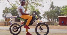Ghana : il fabrique des motos électriques en recyclant des vieilles batteries d'ordinateur