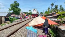 Ratusan Korban Banjir Serang Mengungsi di Pinggir Jalur Rel Kereta Api