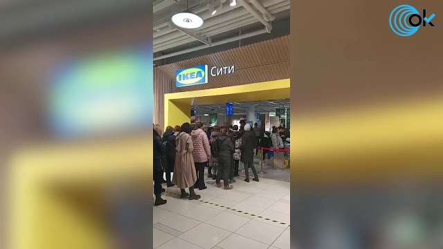 Colas en las tiendas de IKEA en rusia después de que la empresa anunciara que las cerrará