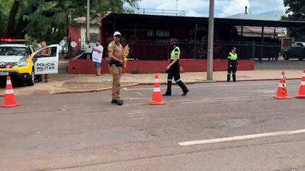 Carro capota no Centro de Cascavel e deixa trânsito congestionado