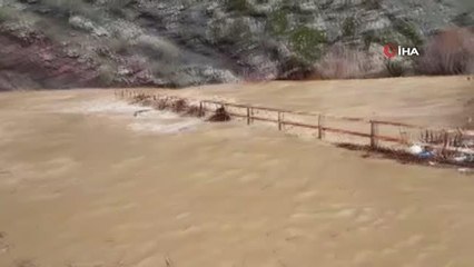 Adıyaman'da dere taştı, köprü suda kayboldu