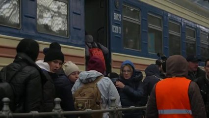 Los pueblos de Ucrania se vuelvan con los desplazados que llegan de la capital