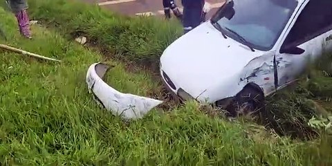 Van e carro colidem em Apucarana na BR-369