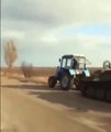Granjero ucraniano se roba un tanque ruso con su tractor
