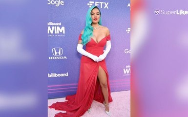 Karol G encantó con un vestido rojo, inspirada en Julia Roberts, en los Premios Billboard