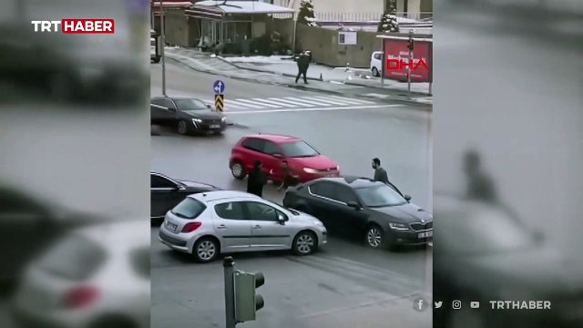 Kırmızı ışıkta geçti, kendisini uyaran sürücüye çekiçle saldırdı