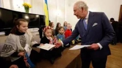 'Gloire à l'Ukraine!' Le prince Charles accepte le panneau "Stop Poutine" d'une adorable écolière