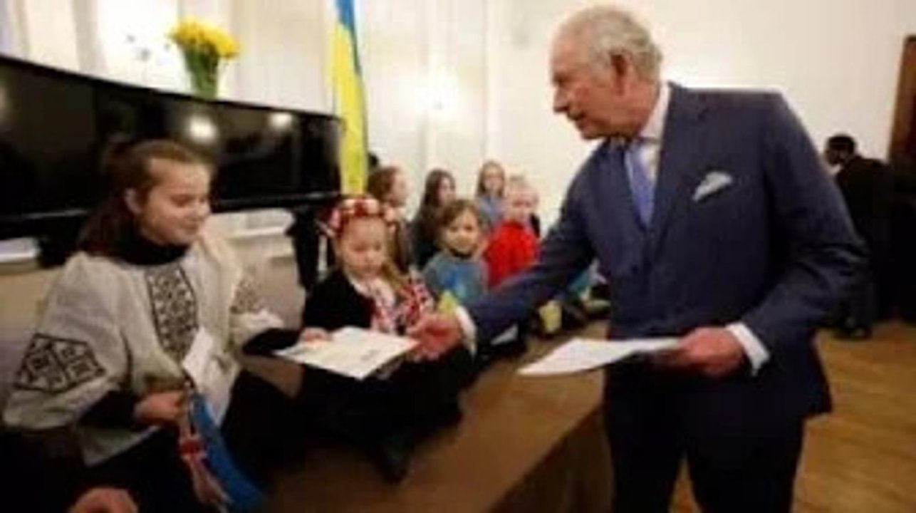 'Gloire à l'Ukraine!' Le prince Charles accepte le panneau "Stop Poutine" d'une adorable écolière