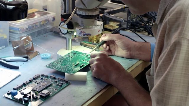 Volvo faz testes com carregamento sem fio para veículos elétricos