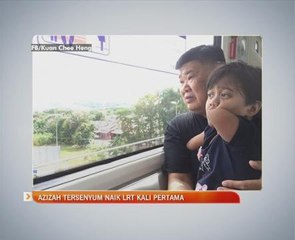 Azizah tersenyum naik LRT kali pertama