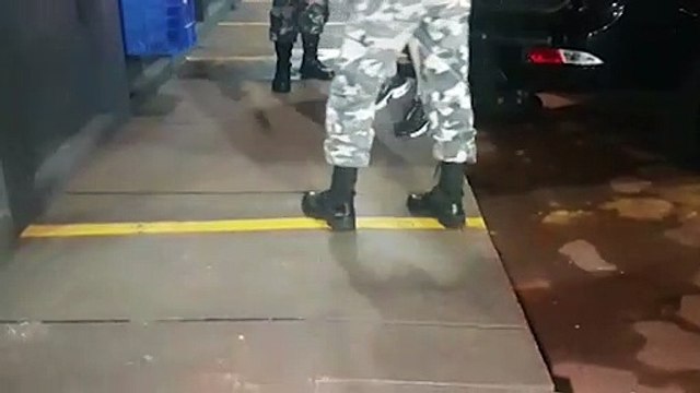 Equipes do Choque encaminham detido com mandado de prisão em aberto por tráfico até a delegacia