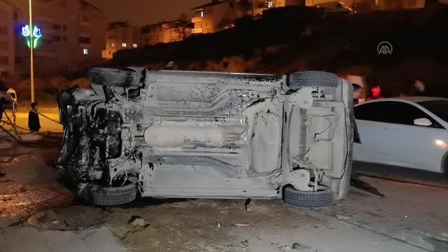 Trafoya çarparak devrilen hafif ticari araçtaki iki kişi yaralandı