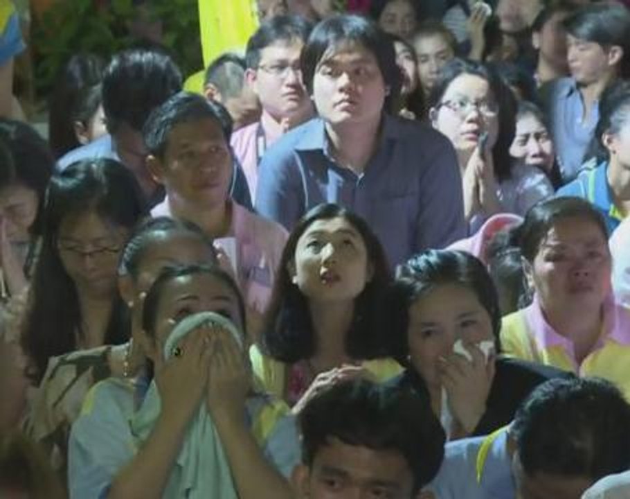 Thais in tears as King dies