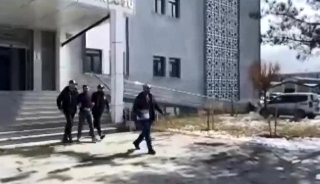 Van'da birçok suçtan aranan şahıs, operasyonda saklandığı bazanın altına yakalandı