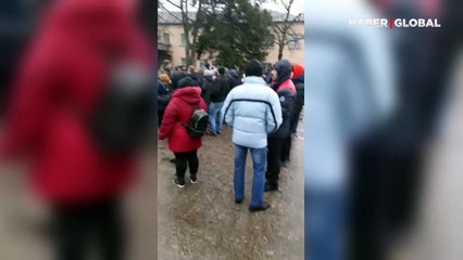 Ukrayna bayraklarıyla düşmanın karşısına dikildiler