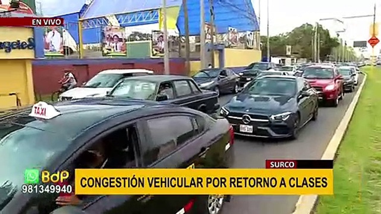 Surco: conductores soportan congestión vehicular en segundo día de clases presenciales