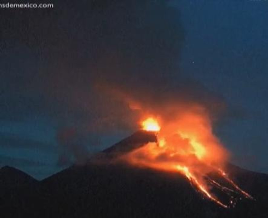 Gunung berapi Colima meletus
