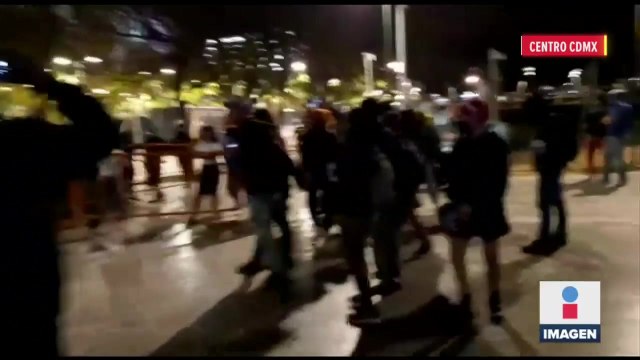 Feministas bloquean vialidades en CDMX y se enfrentan con la policía