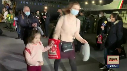 Aterriza avión que repatrió a mexicanos que huyeron de Ucrania