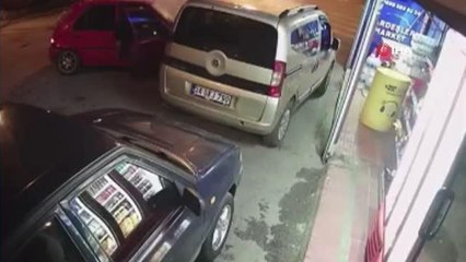 Virajı alamayan sürücü market önündeki otomobile böyle çarptı