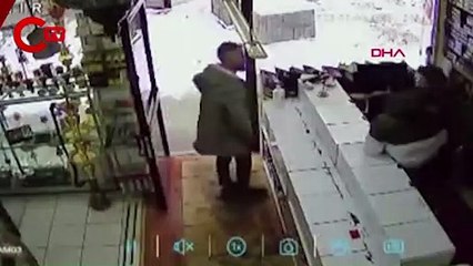 Çatıdan düşen buz sarkıtından bir adımla kurtuldu