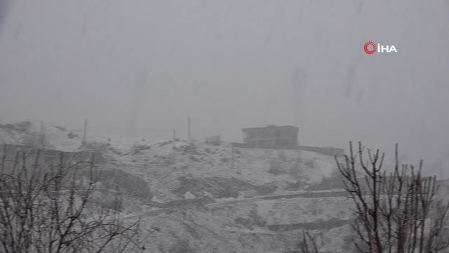 Baharı beklerken kış geri geldi, kent yeniden beyaza büründü