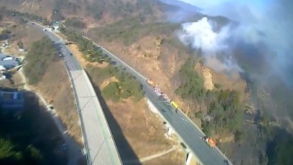 구름처럼 뒤덮은 희뿌연 연기...하늘에서 본 산불 현장 / YTN