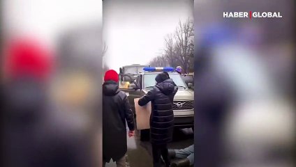 Bir sivil Rus ordusu araçlarının önüne yattı, uyarı ateşi açıldı