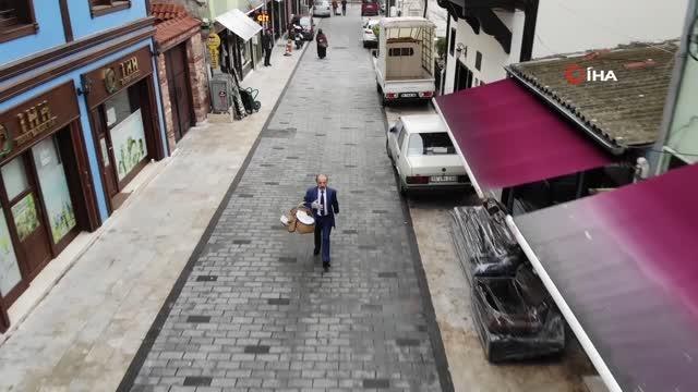 Simitçiyi gören iş adamı sanıyor... Soğuğa aldırmadan takım elbiseyle sokak sokak simit satıyor