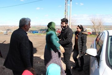 UKRAYNA'DAN TAHLİYE EDİLEN DİYARBAKIRLI KARDEŞLER AİLELERİNE KAVUŞTU