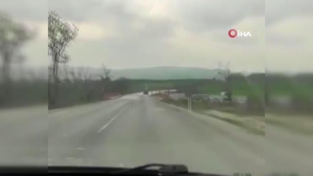 Son dakika... Balıkesir-Kepsut karayolundaki kamyon kazası kameralara yansıdı