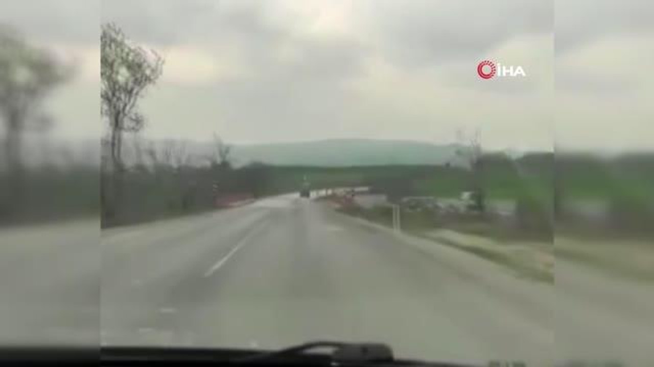 Son dakika... Balıkesir-Kepsut karayolundaki kamyon kazası kameralara yansıdı