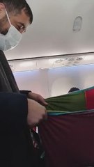 UÇAKTA DURMADAN AĞLAYAN BEBEĞİ, YOLCULAR SALLAYARAK UYUTTU