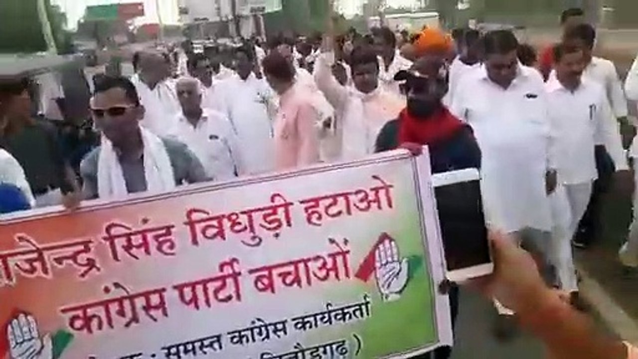 राजस्थान में कांग्रेस के इस दिग्गज नेता के खिलाफ ही सड़कों पर उतगर गए कांग्रेस कार्यकर्ता, देखें वीडियो