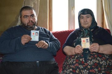 Yıllardır ölü gözüken anne ve oğlu yetkililerden yardım bekliyor