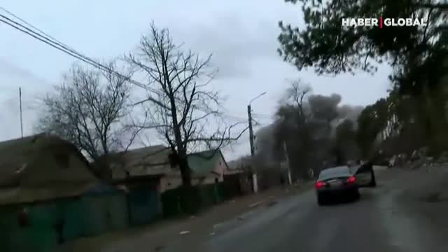 Un equipo de televisión se ve sorprendido por la explosión de un misil en la ciudad de Irpin